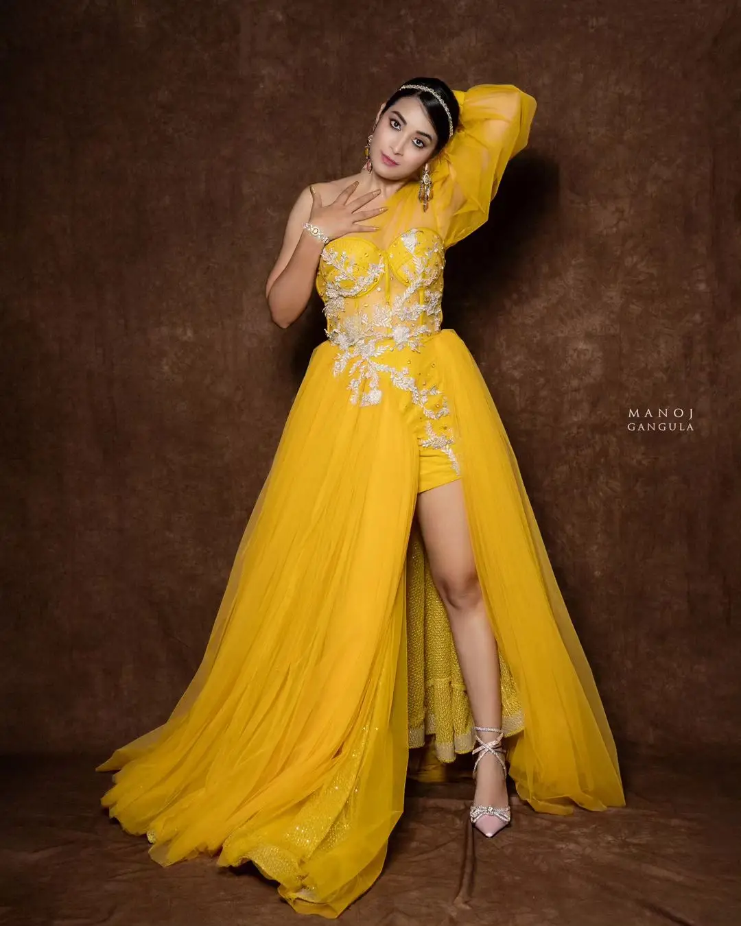 ETV Actress Bhanu Sri Long Legs Show in Yellow Gown